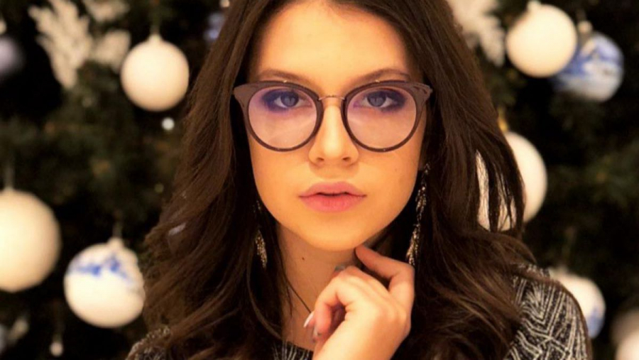 I-a lasat semne pe gat. Cum a reactionat iubitul Cleopatrei Stratan la sarutul patimas 