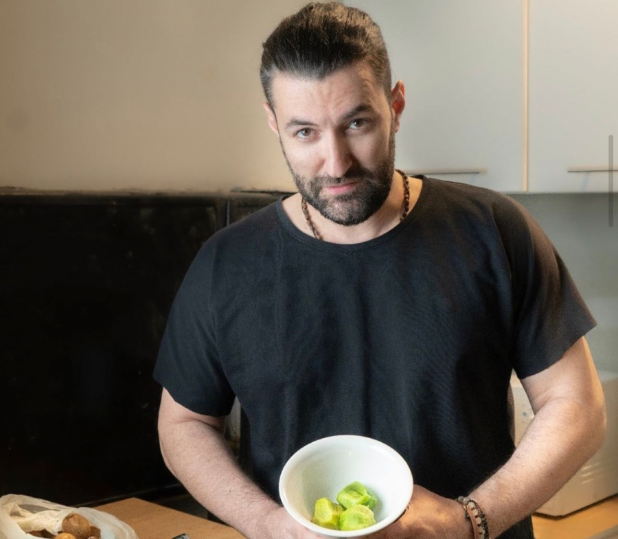 Nu stie cum, dar s-a apucat de facut salata de vinete! Tu ce sfat i-ai da lui Smiley  