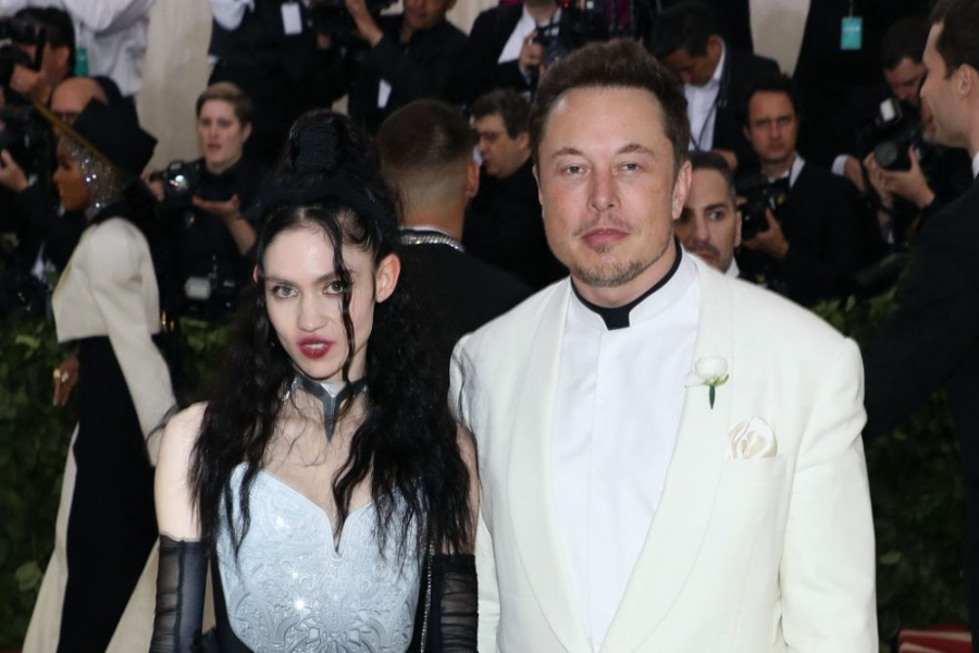 Imagini adorabile cu fiul lui Elon Musk si al artistei Grimes! Ce tunsoare a primit micutul de 8 luni
