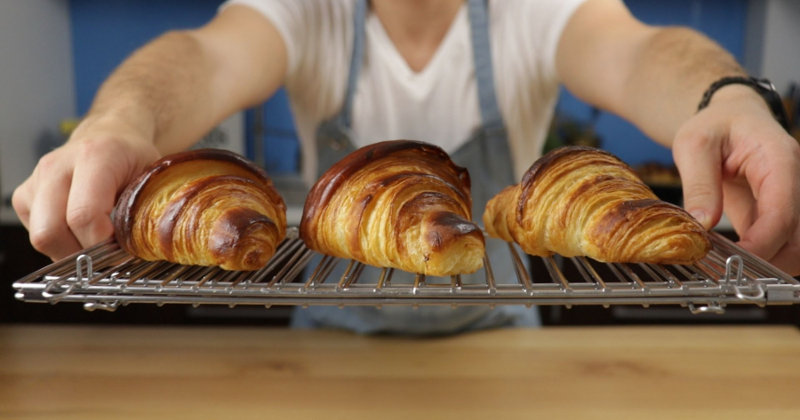 Un croissant record de trei kilograme a fost pregatit la Chisinau de ziua Internationala a acestui deliciu. A fost o adevarata provocare pentru patiseri, care nu au mai facut asta pana acum 