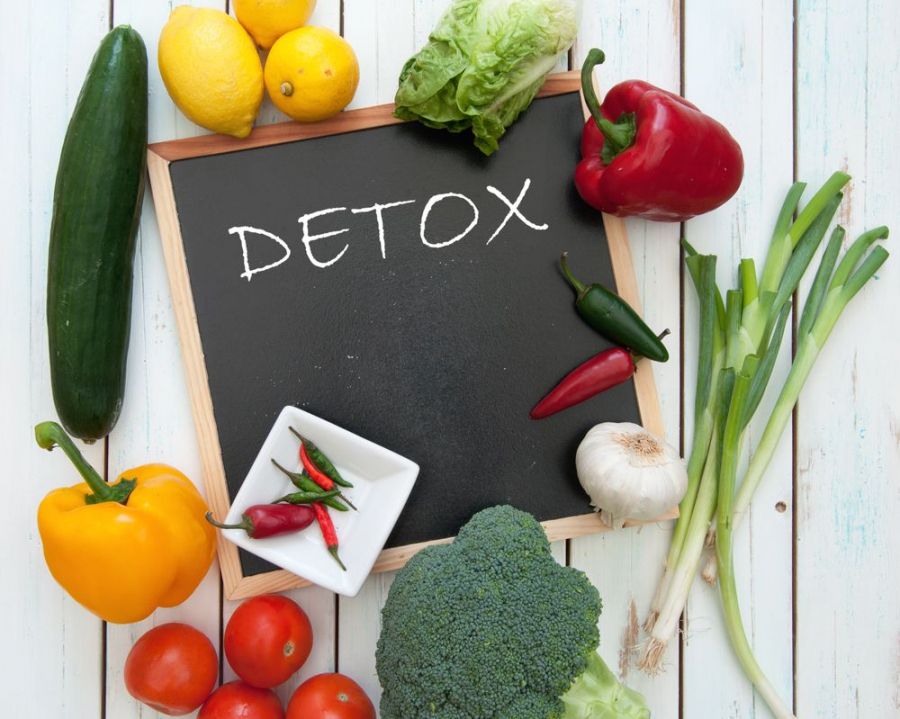 Vrem, nu vrem, bucatele pe care le adoram au lasat ceva urme pe silueta noastra, iar solutia nu e infometarea. Tot ce trebuie sa stii despre detoxifiere de la nutritionista Corina Dascalu 
