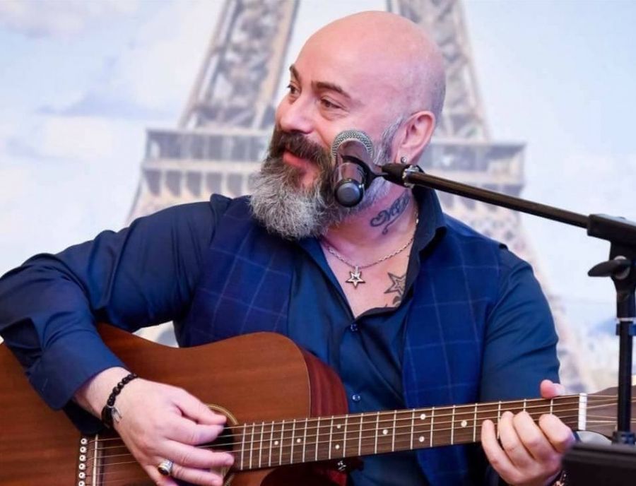 Distanta l-a inspirat sa compuna o piesa pe care i-a dedicat-o sotiei sale chiar de ziua ei de nastere. Mihai Budurin: "Departarea apropie sufletele si iti indica niste stari pe care le-am trait". Vezi cum suna cantecul "Chisinau - Lion"