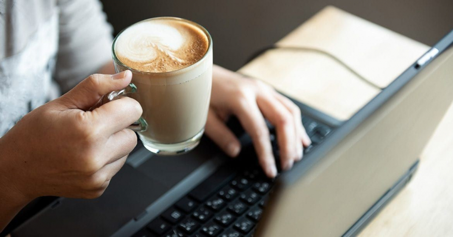 Trei-patru cafele baute zilnic pot prelungi viata, spune un studiu publicat de Oxford Academics