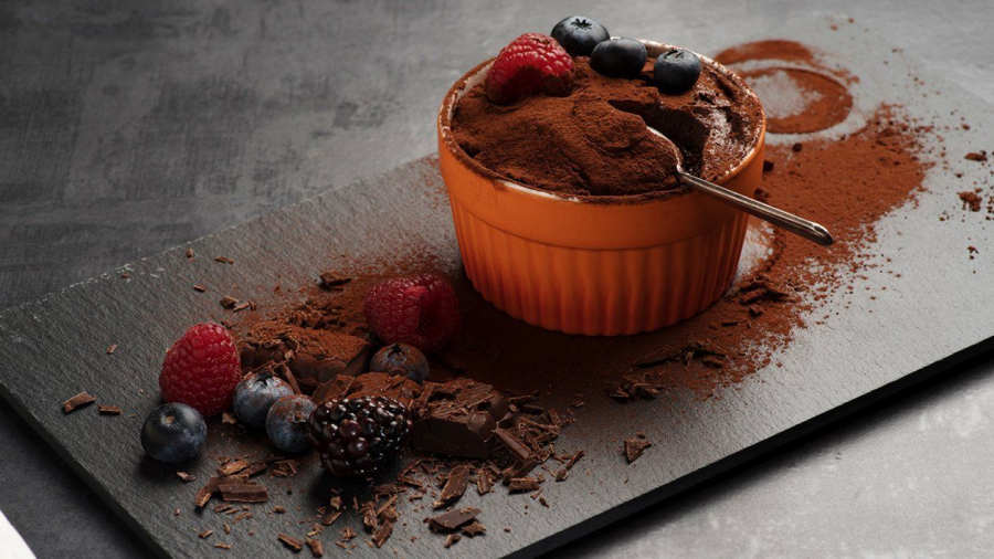 Ti-e pofta de ceva dulce? Pregateste in weekend un mousse de ciocolata cu fructe si savureaza gustul deosebit al acestui desert