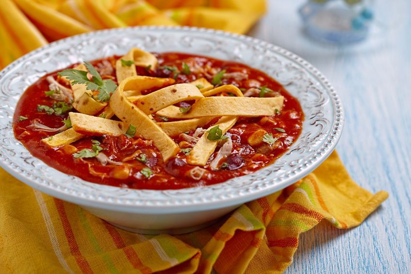 Diversifica-ti meniul! Pregateste o supa mexicana de pui cu fasole si tortilla de porumb