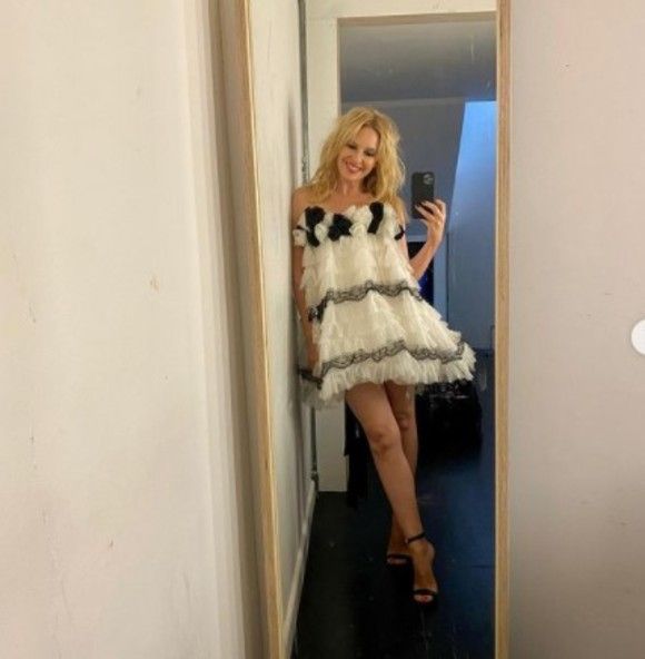 Kylie Minogue sexy la 52 de ani. Unde se ascunde cantareata de pandemie?
