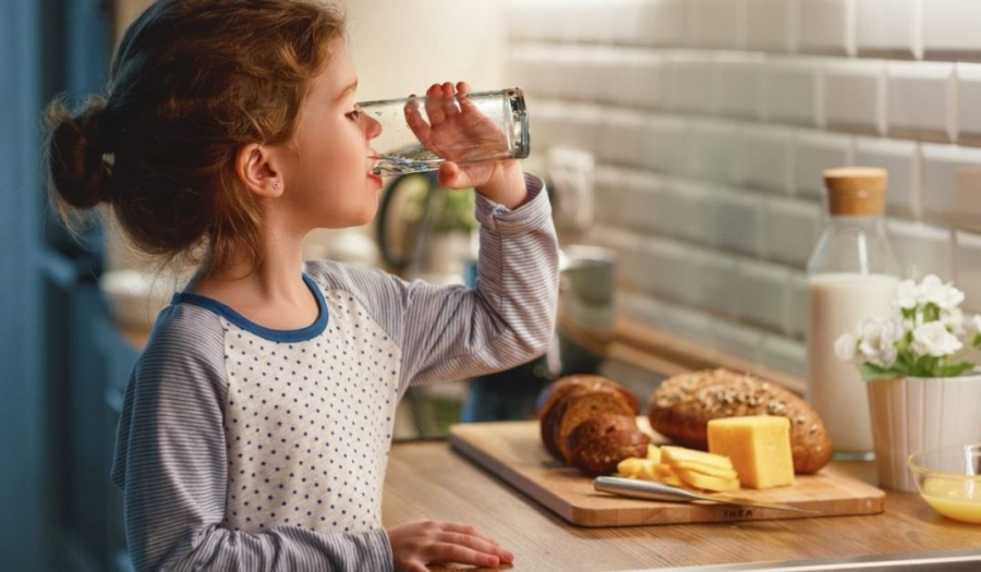 E bine sau nu sa bei apa in timpul mesei? Afla explicatia specialistilor 