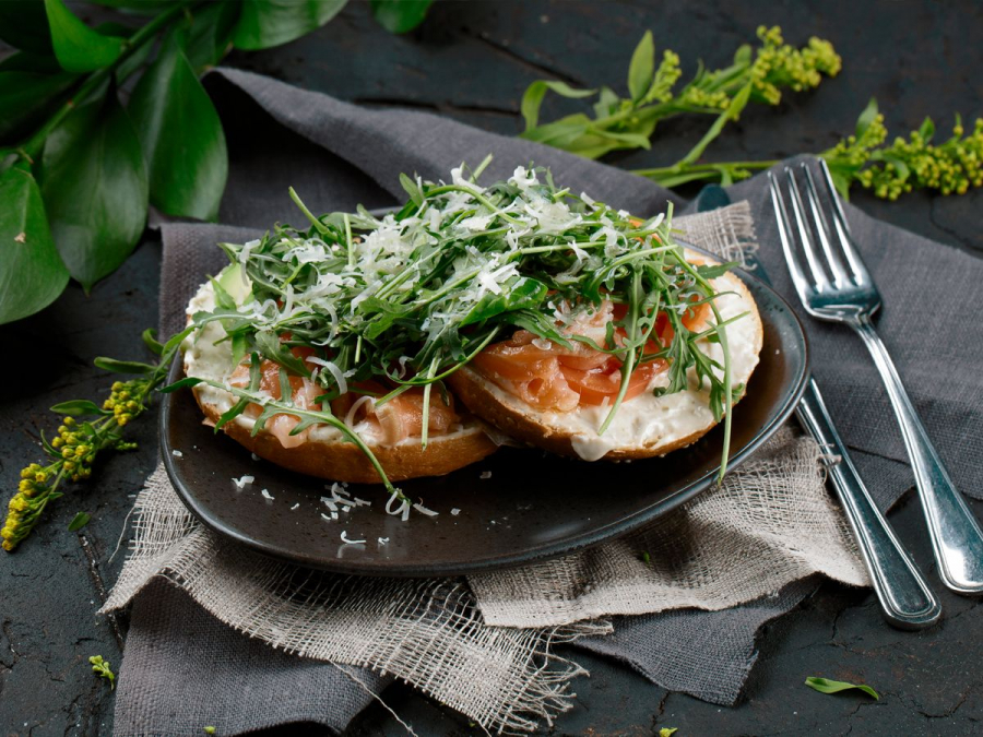 Salata de rucola cu somon afumat si avocado