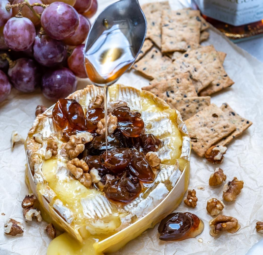 Branza Brie coapta cu struguri in sirop si nuci - o gustare apetisanta