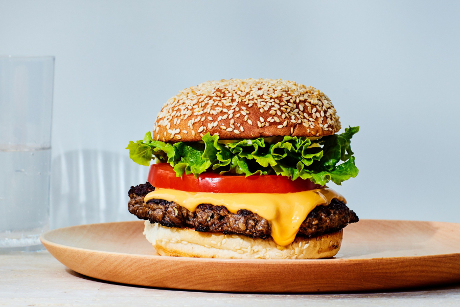 Rasfata-te cu ceva delicios! Pregateste un burger de porc cu tzatziki