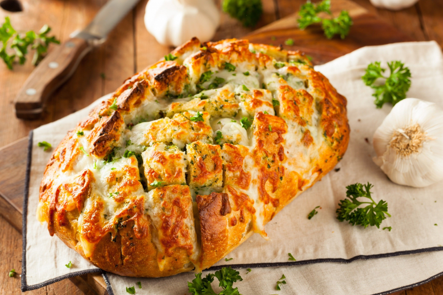 Apetisant! Paine umpluta cu ceapa si mozzarella