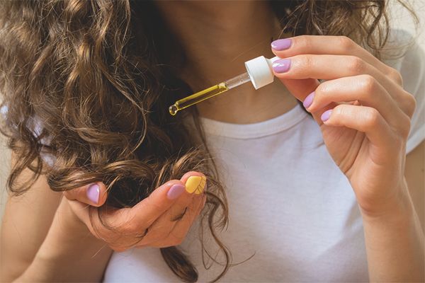 10 modalitati surprinzatoare de folosire a uleiului de migdale – un puternic ingredient cosmetic pentru cea mai buna ingrijire a pielii si a parului
