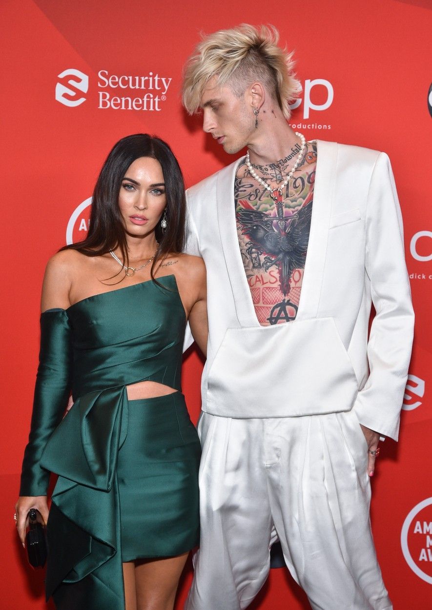 Tinuta cu care Machine Gun Kelly a atras atentia. Cum a aparut pe strada  iubitul lui Megan Fox