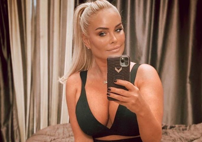 
Vica Blochina - acuzata ca se dezbraca pentru bani. Fanii au atacat-o din cauza unei fotografii in lenjerie modelatoare 