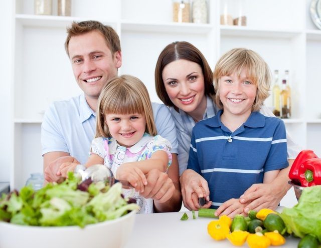 Fara fast-food si dulciuri! Cum sa-ti inveti familia sa manance sanatos. Sfaturi utile care iti vor schimba viata