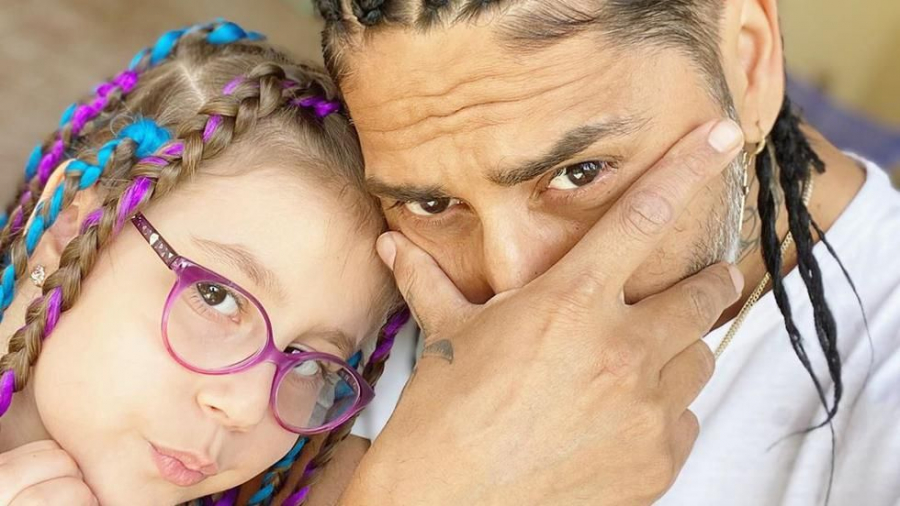 Momente dificile pentru Connect-R. Maya, fetita lui, a fost tinta discriminarii