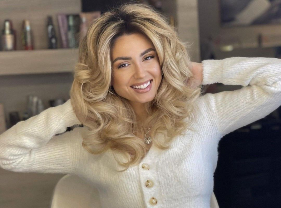 Bucle ideale fara ondulator de la bloggerita Ana-Irina! Vezi cat de usor le poti obtine acasa - VIDEO
