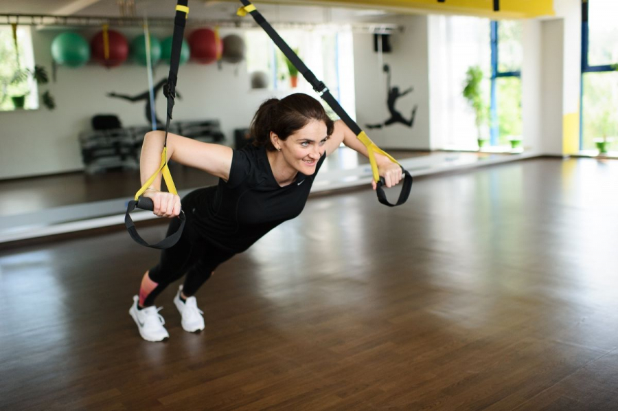 TRX-ul - o noua inovatie in lumea sportului! Afla cum se practica acest sport si ce beneficii poate avea pentru intregul corp - VIDEO
