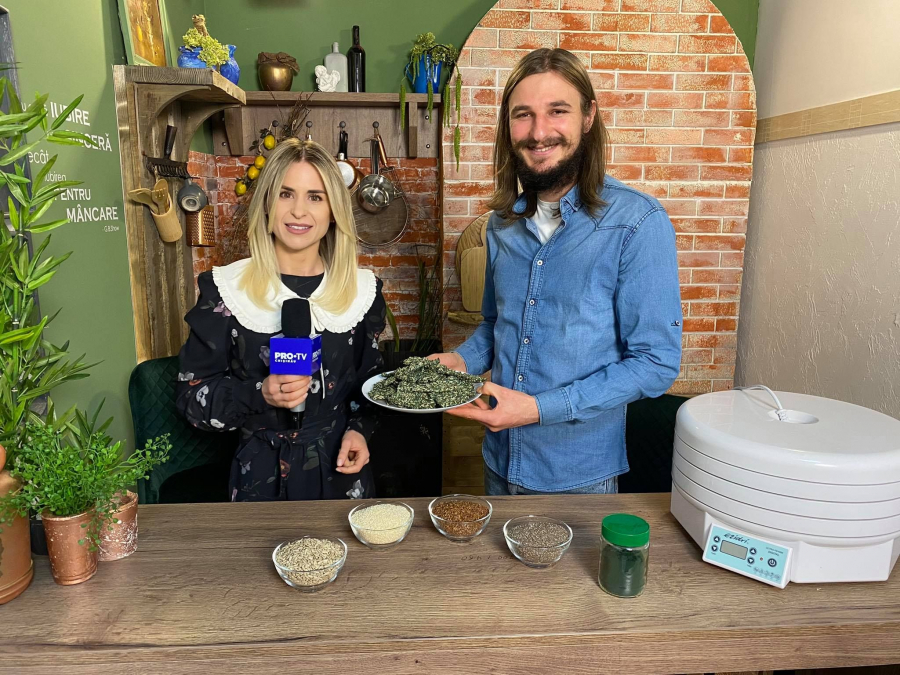 Reteta simpla si delicioasa! Cat de benefici pot fi crackerii raw-vegani cu spirulina - VIDEO