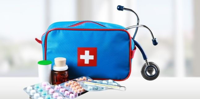 Planifici o vacanta? Vezi ce nu trebuie sa-ti lipseasca din bagajul tau medical si ce boli poti intalni in calatorie