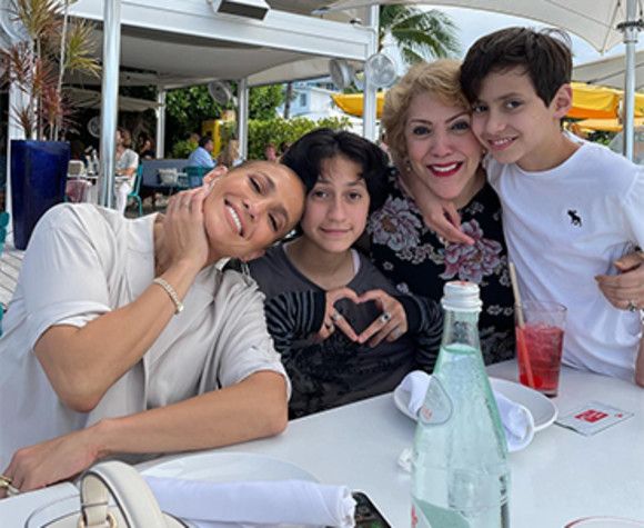 Gemenii lui Jennifer Lopez sunt parintii lor in miniatura. Fata e copia mamei, baiatul, a lui Marc Anthony