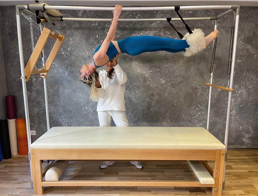 Pilates - un sistem ideal, care implica armonios atat corpul, cat si mintea! Reporterul si specialistul medical Cristina Gonta a incercat acest tip de sport. Afla mai multe, maine la iSanatate - VIDEO