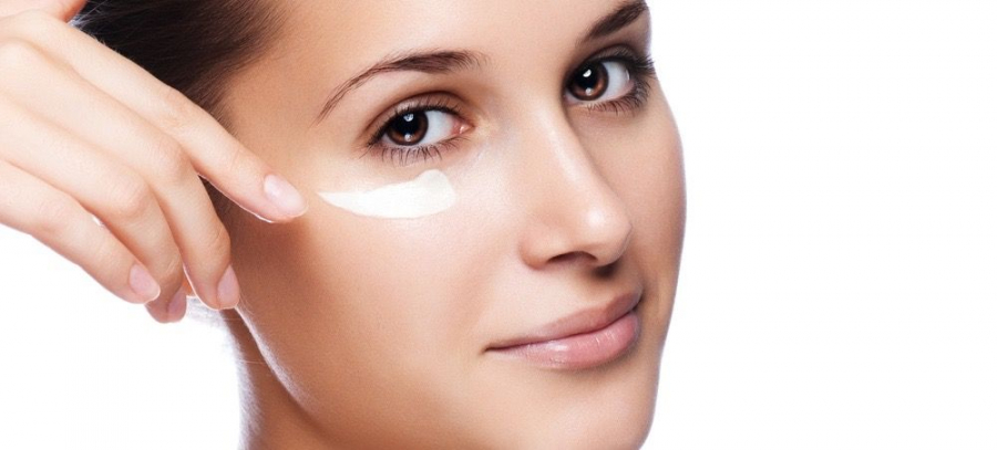 Trebuie neaparat sa stii acest lucru! Cum sa aplici corect crema pentru ochi si in ce cantitate
