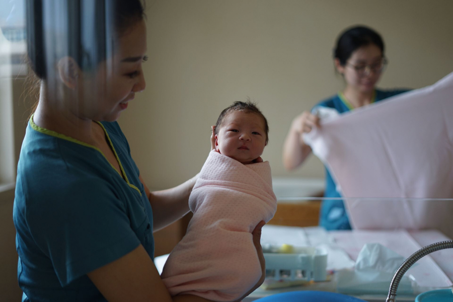 De 35 de ani face miracolul nasterii posibil! Afla povestea Angelei Senciuc, moasa care ajuta mamele sa-si aduca copii pe lume in siguranta - VIDEO