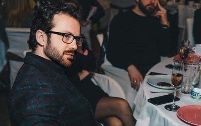 Vrei bucle lejere, dar nu stii cum sa ti le faci? Hairstylistul, Andrei Cocieru, iti arata cum poti avea o aranjare usoara cu doar un colan de la halat. Vezi rezultatul frumos - VIDEO 