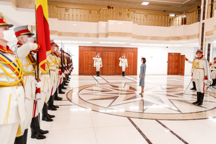 Doi membri ai Garzii de Onoare a Armatei Nationale au primit Diplome de Onoare din partea presedintei, Maia Sandu 