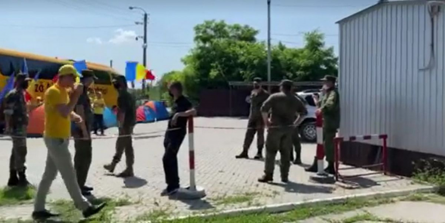 Scandal si bataie la "frontiera" cu regiunea transnistreana. Mai multi membri AUR - blocati de ieri la punctul de trecere a frontierei: nu le este permis sa mearga la baie si nici sa manance - VIDEO