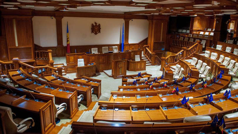 18 candidati lupta pentru un fotoliu in Parlament. In batalia pentru functia de deputat participa aproape 1800 de candidati