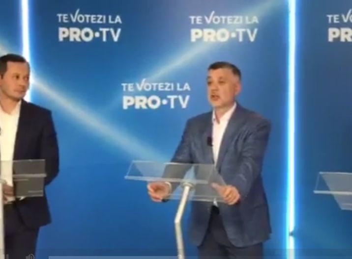 Scandal in studioul dezbaterilor "Te votezi la PRO TV". Momentul in care candidatul Alexandr Kalinin arunca cu o sticla de apa in panoul PRO TV. Kalinin: "Nu-mi inchideti mie gura. Vrei sa vorbim, o sa vorbim in rusa" - VIDEO
