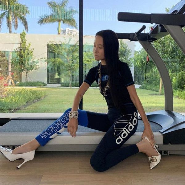 La 72 de ani, creatoarea de moda, Vera Wong face senzatie pe internet! Internautii cred ca aceasta stie care este secretul tineretii vesnice - FOTO