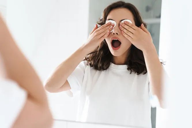Ti se umfla ochii? Fa aceste 6 exercitii inainte de culcare si uita de problema