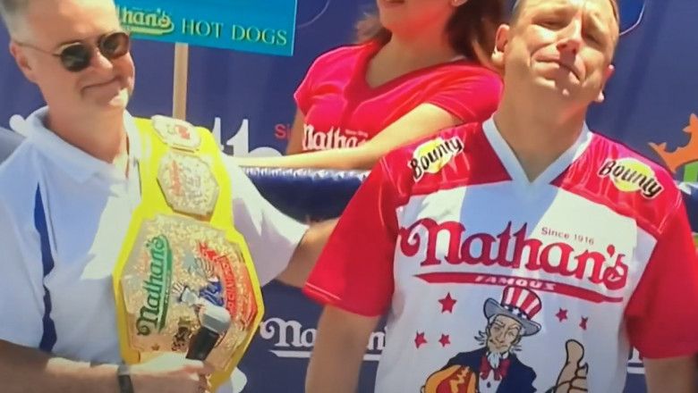 Un american a mancat 76 de hot dogs in 10 minute, stabilind un nou record - VIDEO