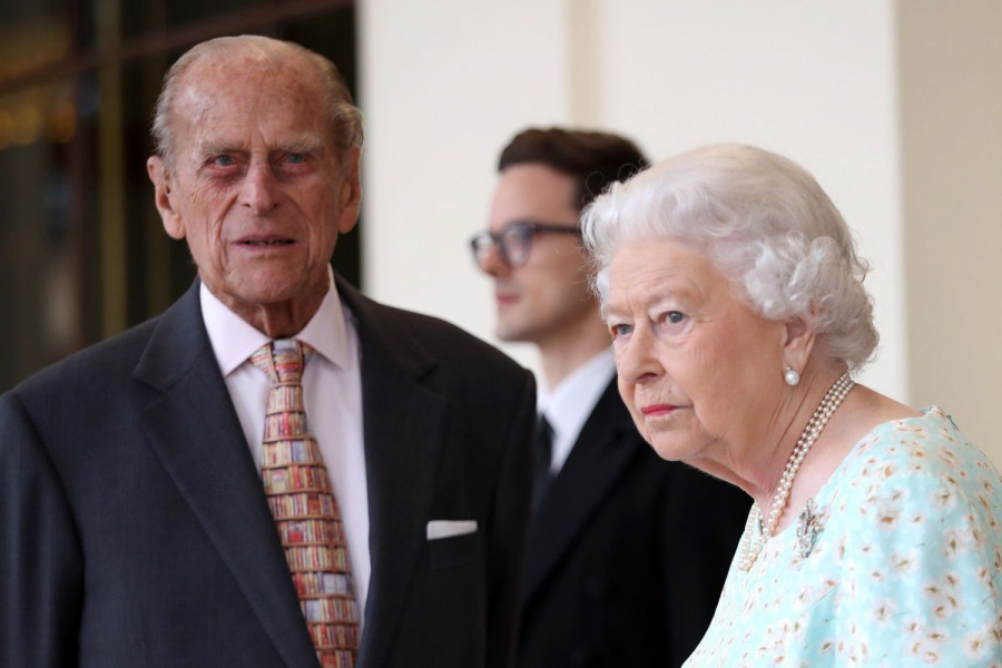 Care este ritualul de dimineata al reginei Elisabeta si cum a pictat-o Printul Philip in timpul acestor momente