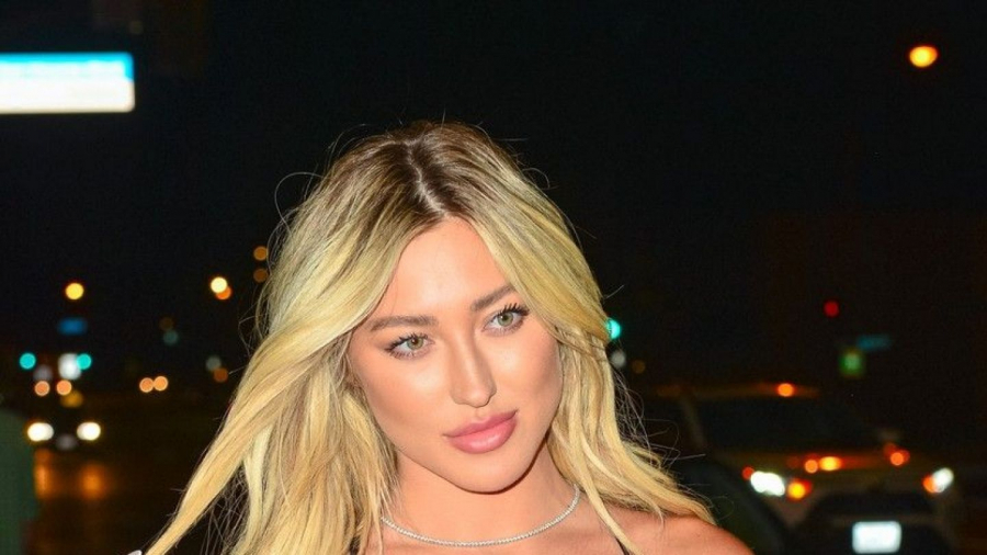Un model OnlyFans s-a dus la restaurant in Ferrari! Toti au intors capul dupa ea cand au vazut-o
