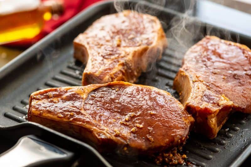 Sezonul gratarelor este in toi! Cum pregatim cel mai suculent frigarui din porc si cu o superba crusta caramelizata - VIDEO