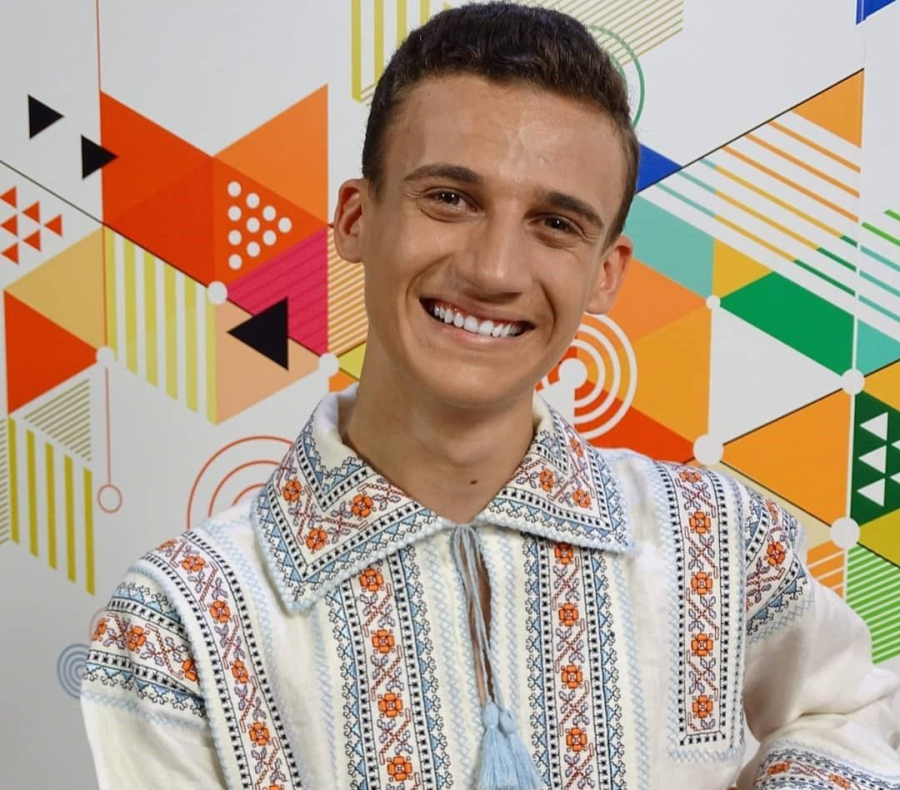 Talentat si la gatit! Gabriel Nebunu, surprins la bucatarie - VIDEO