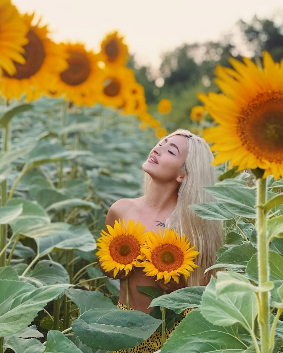 Topless in lanul cu floarea-soarelui! Bloggerita Tatiana Koberidze: „Toata viata mea e un parc de distractii american”