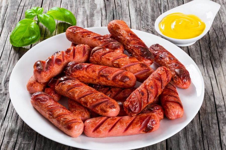 Consumul mare de mezeluri si prajeli ar putea creste riscul de moarte subita