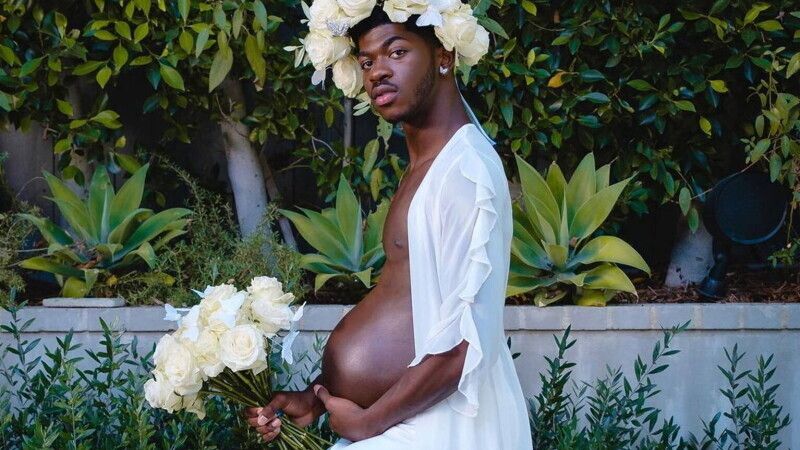 Anuntul facut de rapperul Lil Nas X prin intermediul unor poze in care apare „gravid” - FOTO