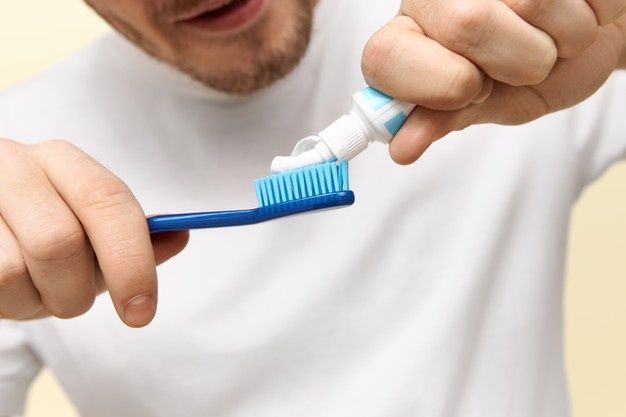 Un dentist dezvaluie de ce este un obicei prost sa te speli pe dinti imediat dupa micul dejun