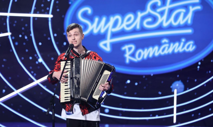 Andrei Serban a facut spectacol pe scena SuperStar cu o interpretare la acordeon. Raluka: „Esti absolut minunat!”