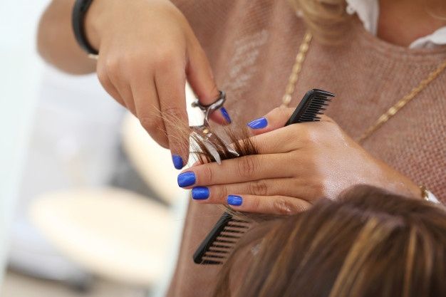 Daune de aproape 300.000 de dolari dupa ce o femeie a fost tunsa prea scurt la un salon, in India