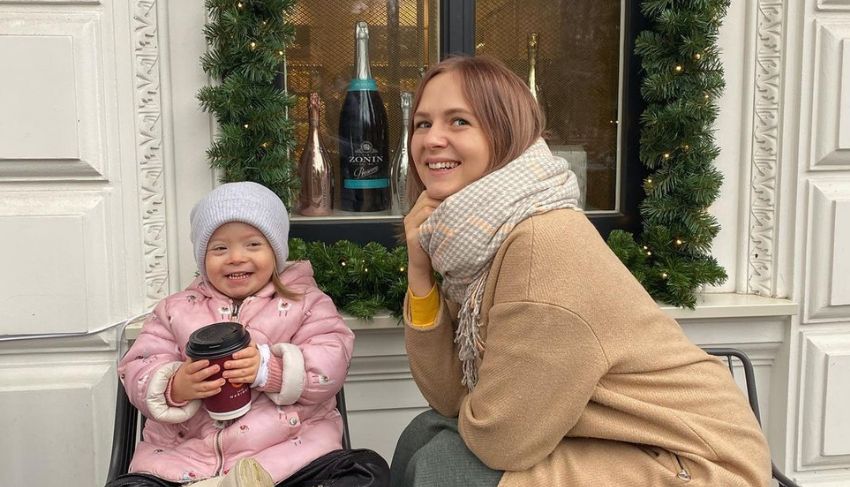 Emotii de nedescris pentru 15 mame care au copii cu Sindromul Down. Ludmila Adamciuc, mama unui copil soare le-a invitat pe acestea sa isi picteze ziua in vopsele acrilice in cadrul unui ateier: „Mama cer, copilul soare”