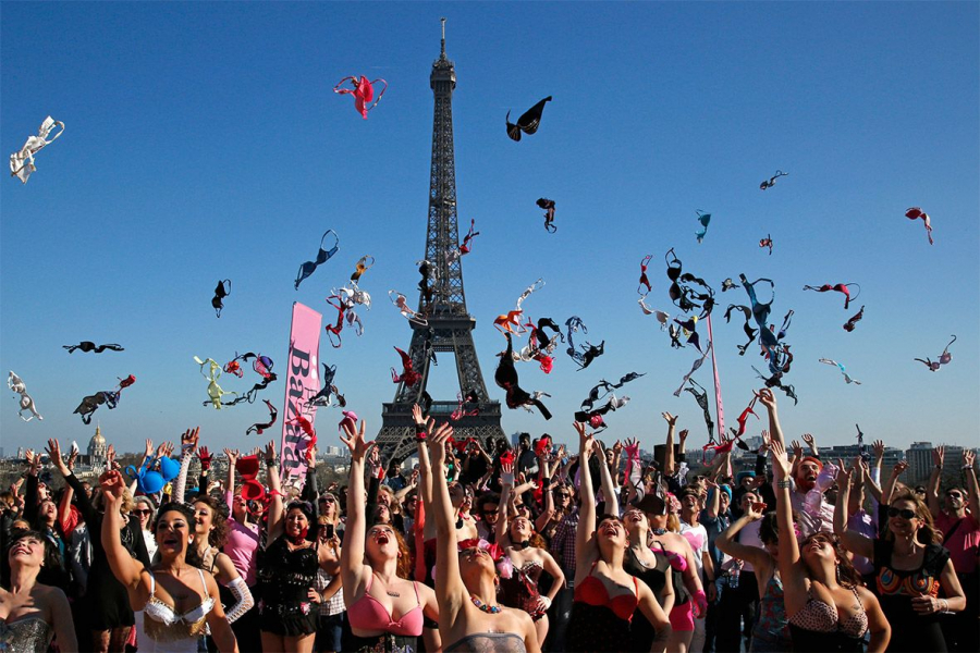  ,,NO BRA DAY”. Elibereaza-ti sanii timp de 24 de ore si marcheaza Ziua Internationala fara Sutien. Care sunt vedetele de la noi, dar si internationale care promoveaza aceasta miscare - FOTO