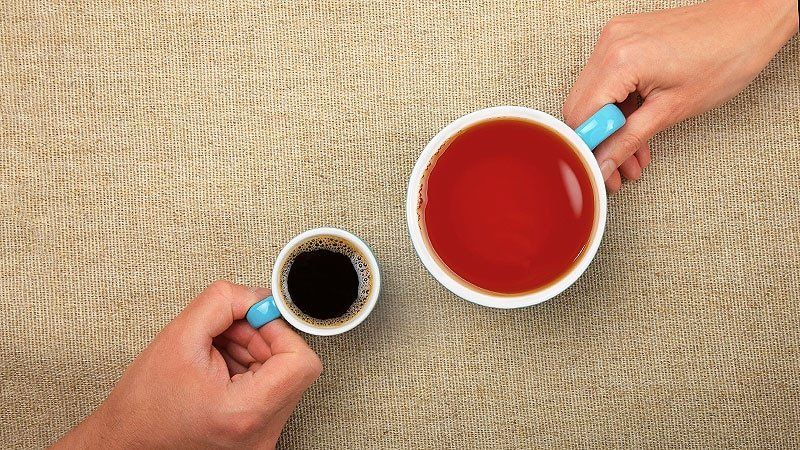 Studiu: Consumul moderat de cafea si ceai poate scadea riscul de atac vascular si dementa