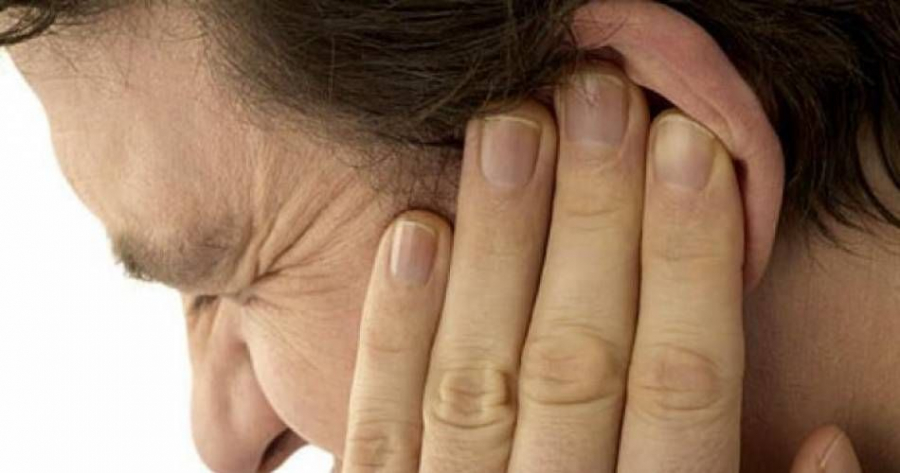 14 remedii pentru durerile urechi. Masajul bland poate ajuta la diminuarea care iradiaza din maxilar sau
